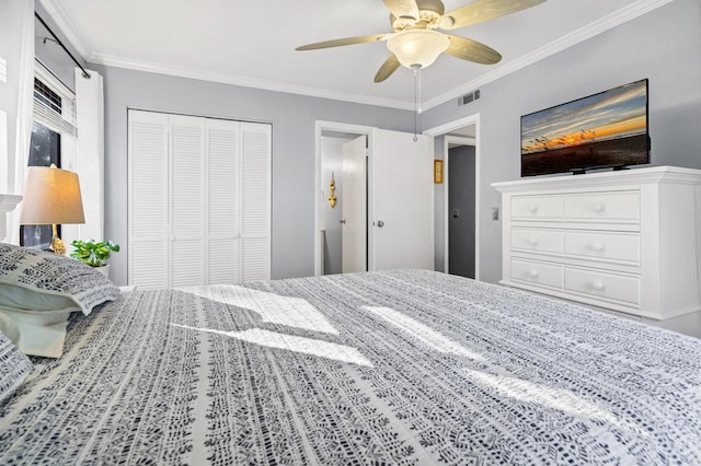 bedroom featuring ceiling fan, crown molding, and a closet