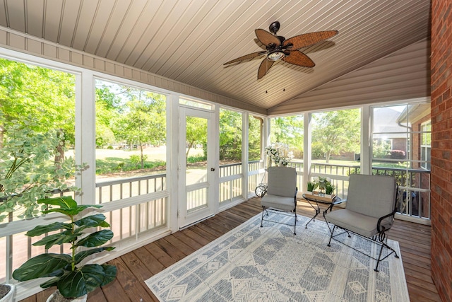sunroom with ceiling fan