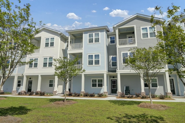 view of front of home featuring a front yard