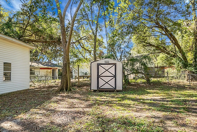 view of yard featuring a storage shed