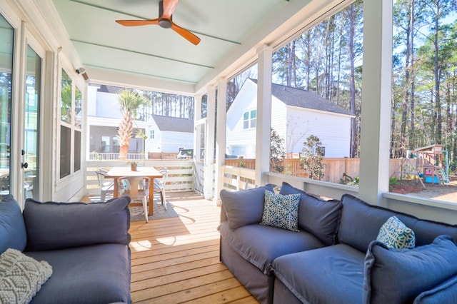 sunroom with ceiling fan