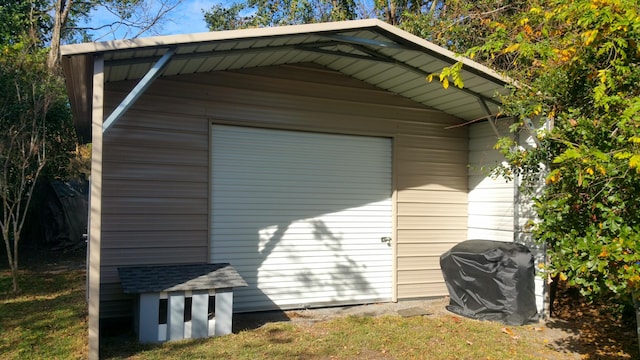 view of outdoor structure featuring an outbuilding