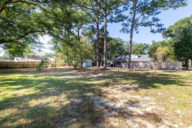 view of yard featuring a storage unit