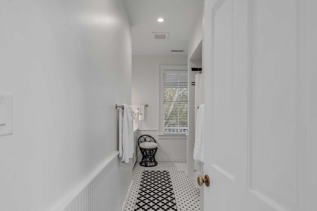 bathroom with a wainscoted wall, visible vents, curtained shower, and recessed lighting