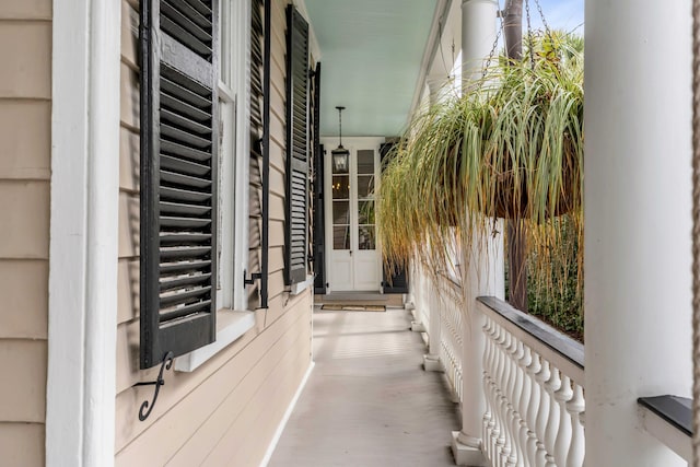 property entrance featuring a porch