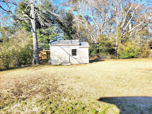 view of yard featuring a storage shed