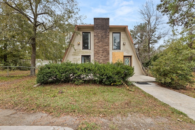 view of front of property featuring a front yard