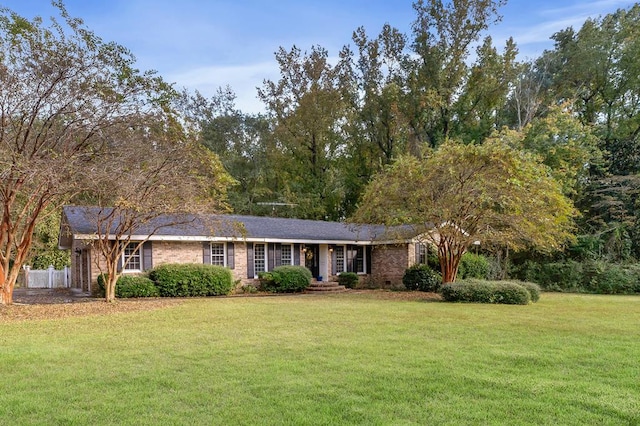 ranch-style house featuring a front lawn