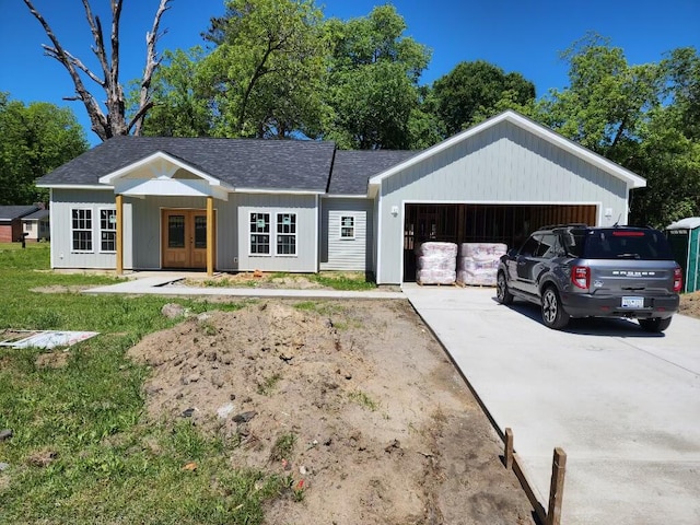 single story home featuring a front lawn