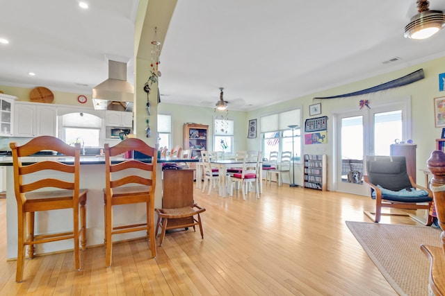 dining area featuring recessed lighting, visible vents, light wood finished floors, and ornamental molding