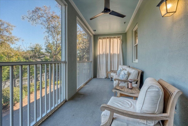 sunroom with ceiling fan