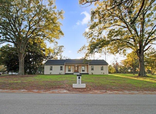 ranch-style house featuring a front yard