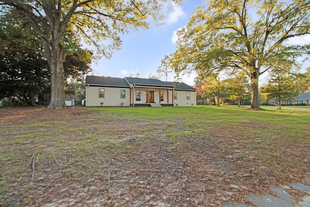 view of front of home featuring a front yard