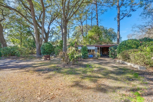 view of yard with an outbuilding and an outdoor structure