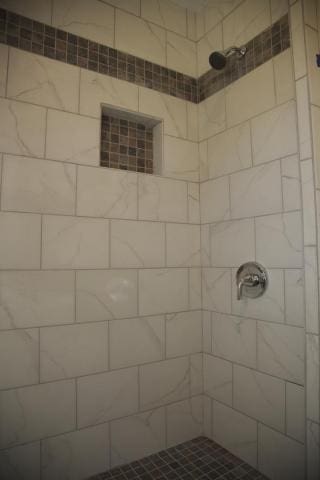 bathroom featuring a tile shower