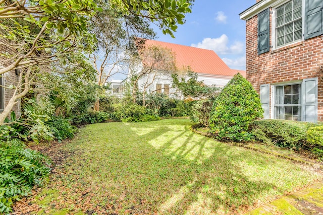 52 Hasell St, Charleston, SC 29401 - view of grassy yard