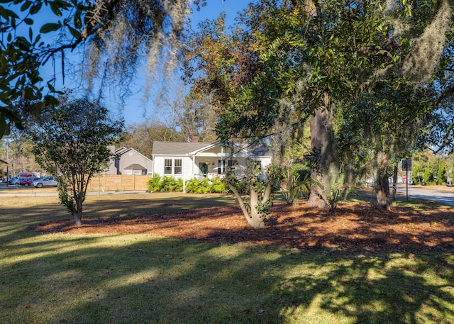 view of front of property featuring a front yard