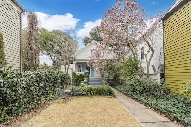 view of front of home featuring covered porch and a front lawn