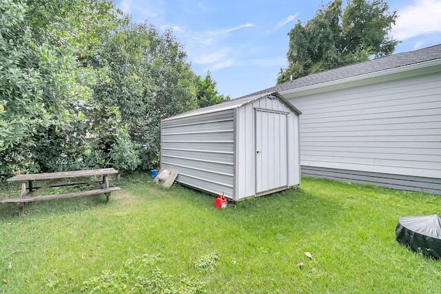 view of yard featuring a storage shed