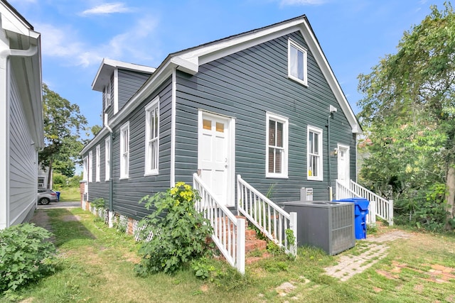 view of front of property with a front lawn