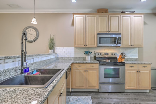 kitchen with stainless steel appliances, sink, decorative backsplash, crown molding, and dark wood-type flooring