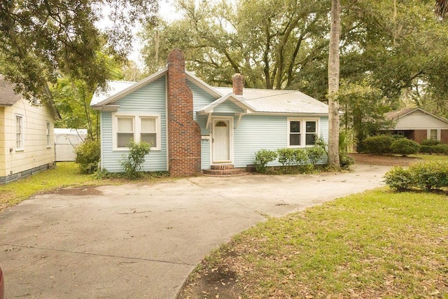 ranch-style home with a front lawn