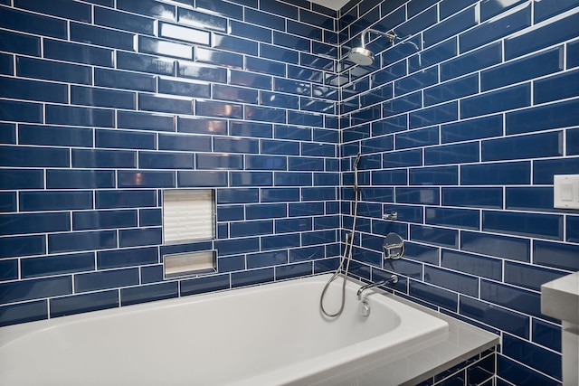 bathroom with tiled shower / bath