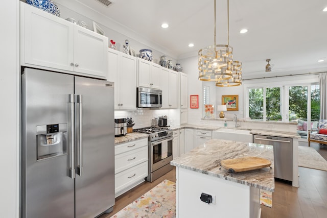 137 Bratton Cir, Mount Pleasant, SC 29464 - kitchen with appliances with stainless steel finishes, a sink, a peninsula, backsplash, and wood finished floors