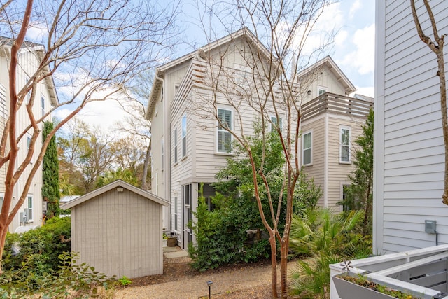 137 Bratton Cir, Mount Pleasant, SC 29464 - view of side of home with an outbuilding