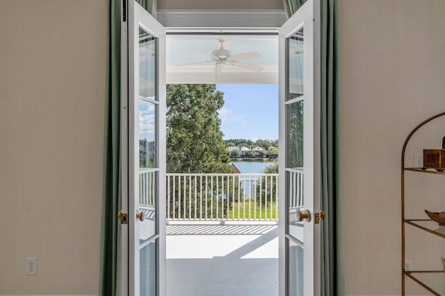 entryway featuring ceiling fan and a water view