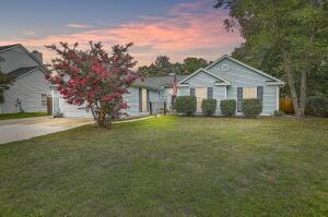 view of front facade with a front yard