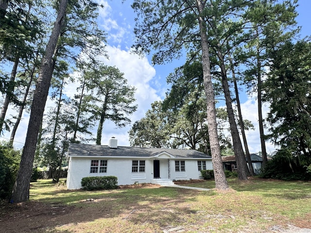 ranch-style home with a front yard