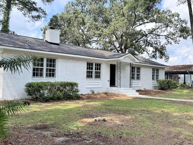 ranch-style house featuring a front yard