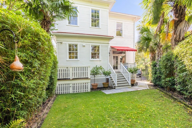 view of front facade featuring a front yard and fence