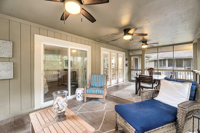 sunroom with ceiling fan