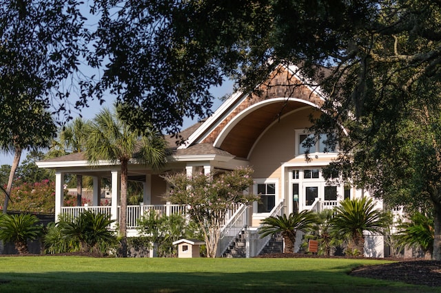 view of front of property featuring a front lawn and a porch