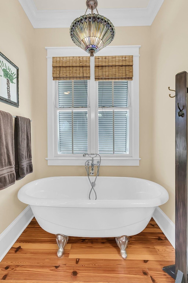 bathroom featuring crown molding and a bathtub