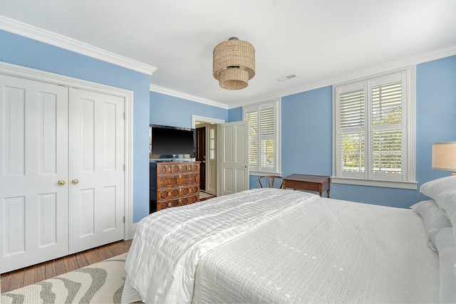 304 Bank St, Mount Pleasant, SC 29464 - bedroom featuring a closet, crown molding, and wood finished floors