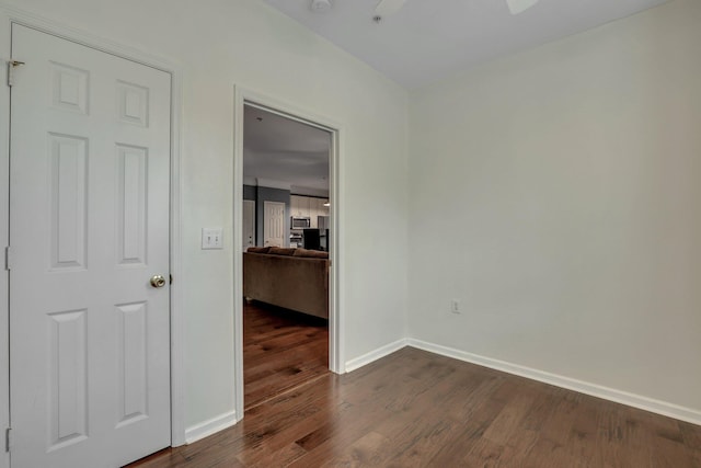 unfurnished room with dark wood-type flooring and ceiling fan