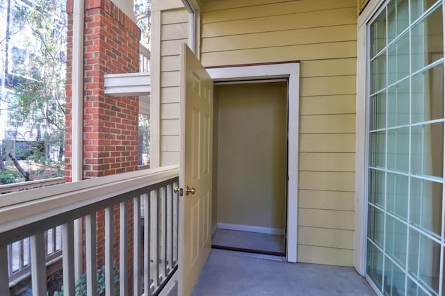 property entrance featuring a balcony