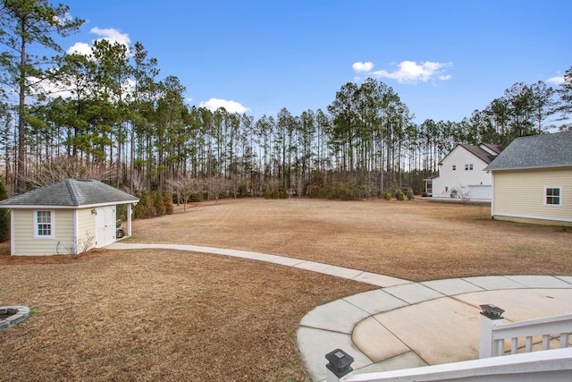 view of yard featuring an outbuilding