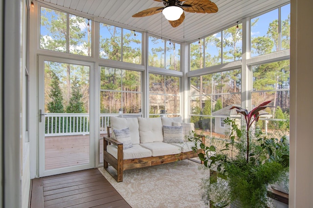 sunroom with ceiling fan