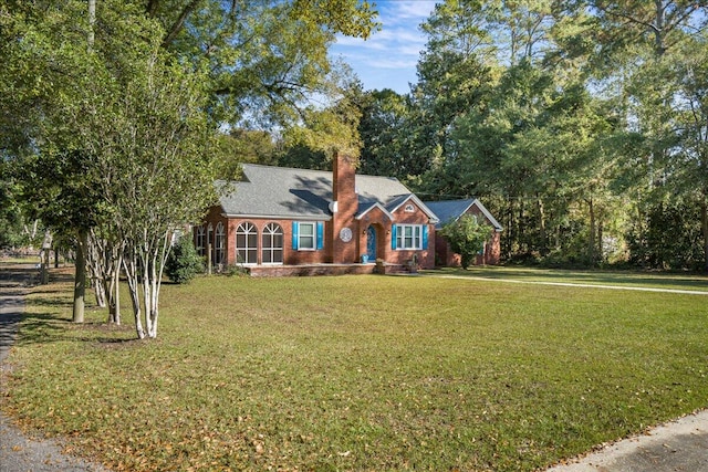 view of front of home with a front lawn