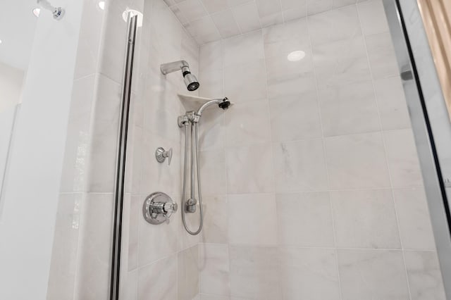 bathroom featuring tiled shower