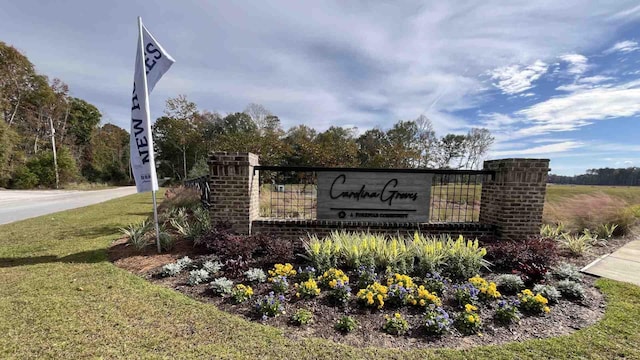 community sign featuring a lawn