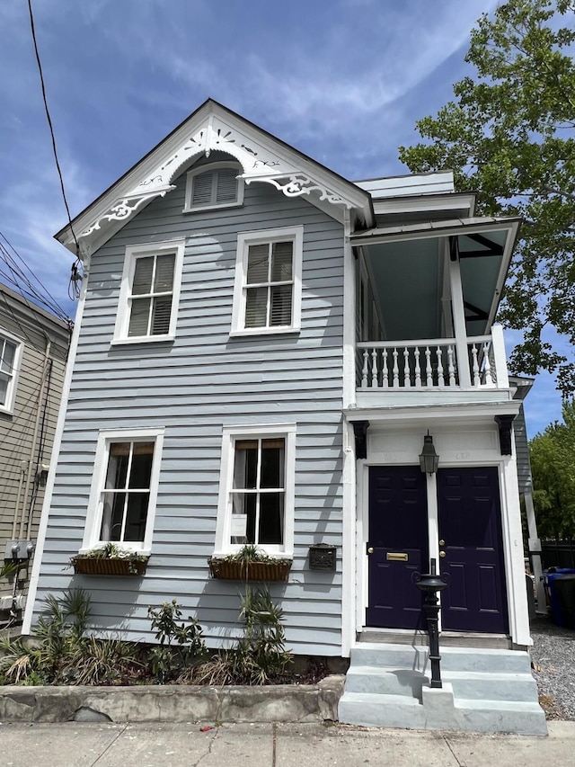 view of front facade with a balcony