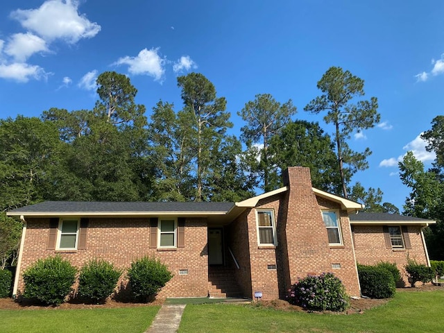 view of front of property with a front yard