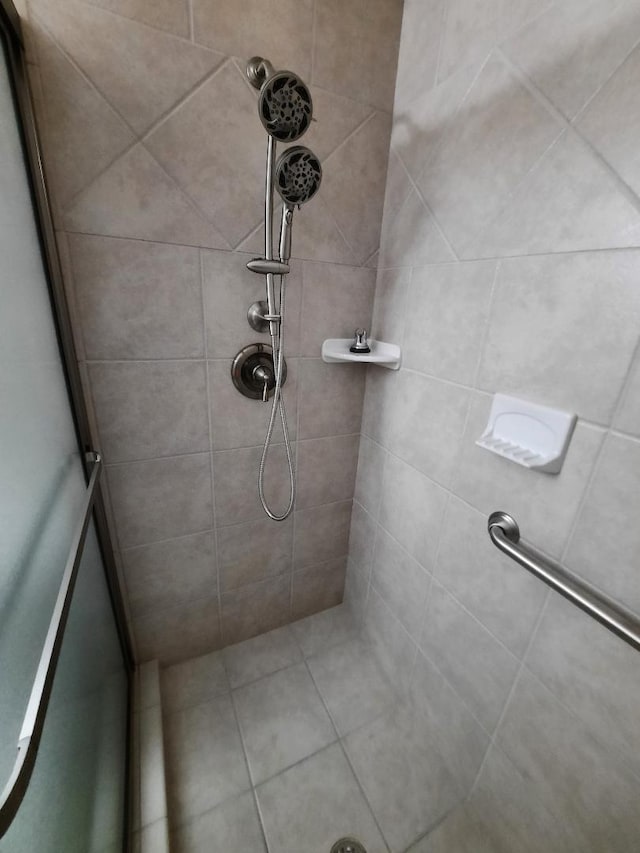 full bath featuring tiled shower