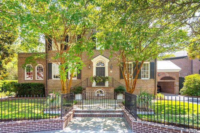 view of front of property featuring a front lawn