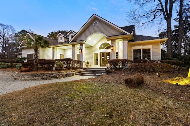 view of front of house featuring a front lawn
